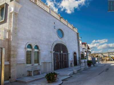 Attraversato il giardino, i due portoni lignei introducono all�interno